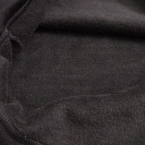 There are 4 Items ,short pants and thermal top for winter - Picture 7 of 7